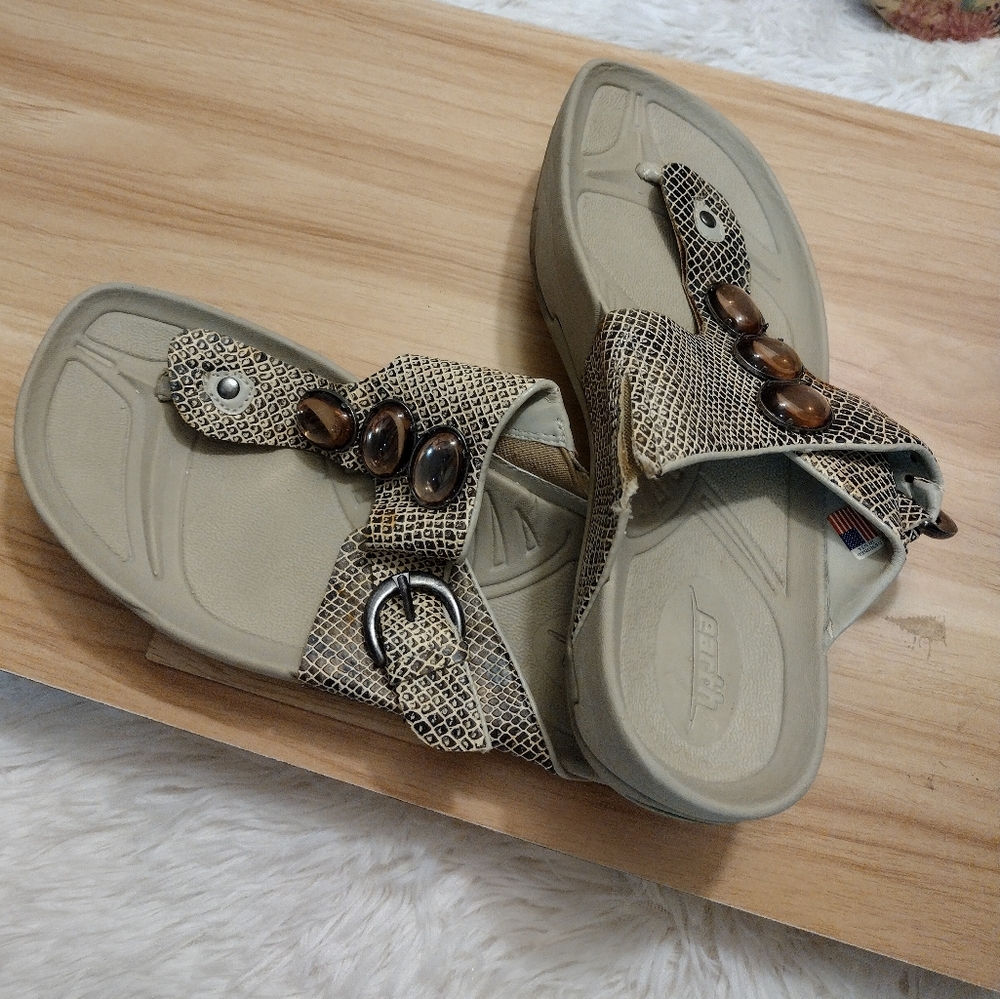 Earth Comfort Fit Snake print/Stones Women's Sandals Size 7 - Picture 4 of 7